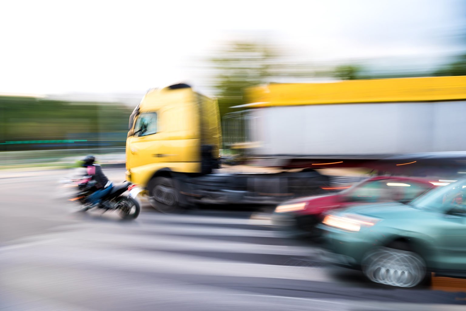 Accidente de motocicleta y camión
