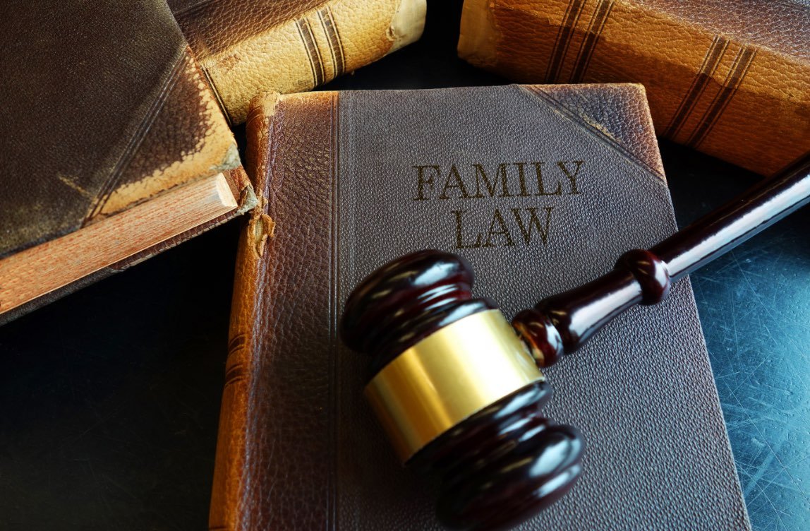 Gavel_laying_on_top_of_family_law_book