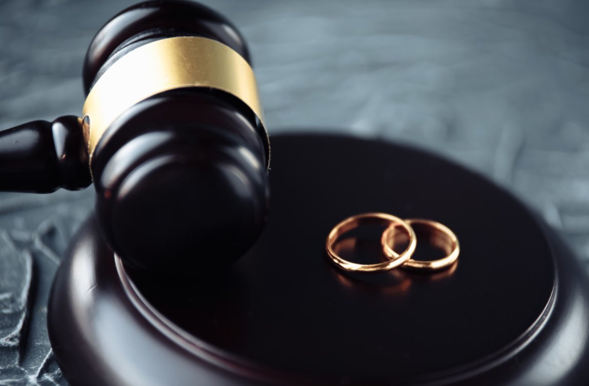 Wedding_rings_next_to_a_gavel