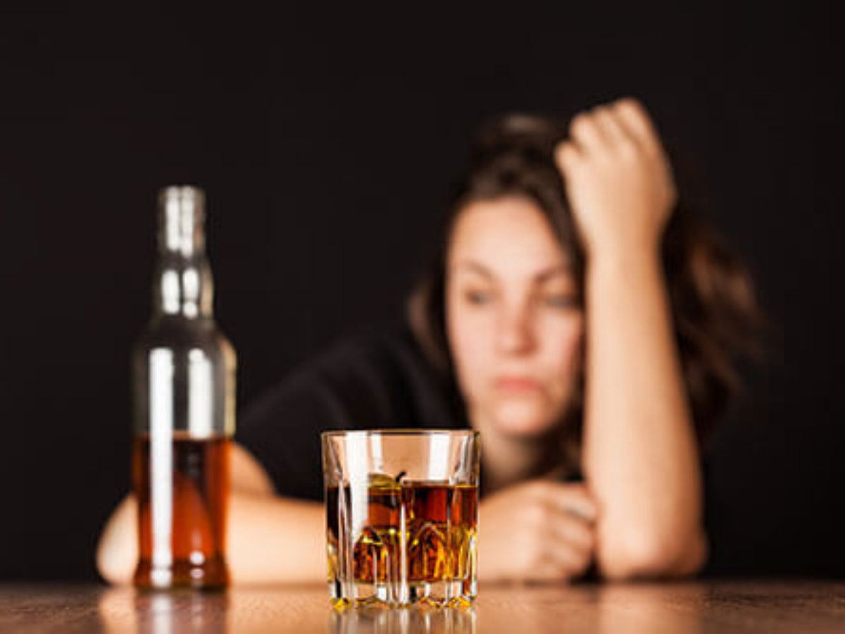 women alcohol treatment help at the table