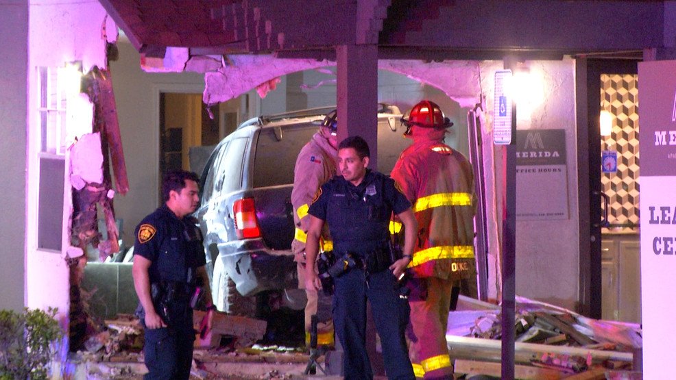 Late night tire blowout sends car crashing into Northeast Side apartment complex - WOAI