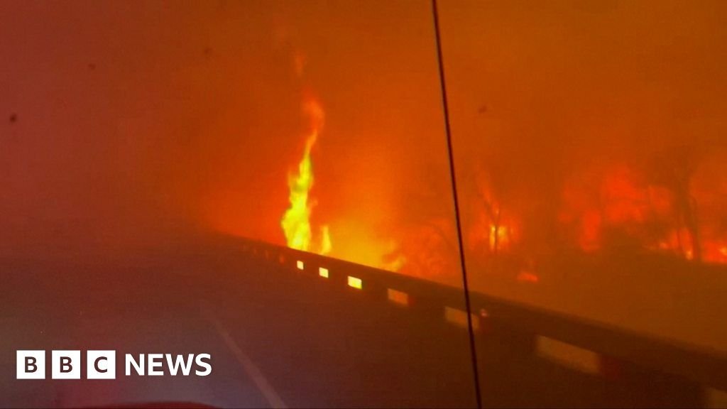 Texas wildfire: Fire truck drives through inferno - BBC