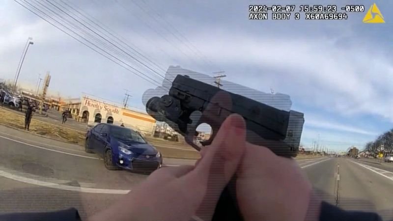 Video: Cop fires shots at stolen vehicle as suspect drives off - CNN