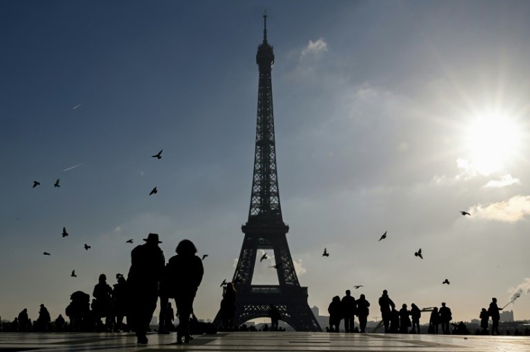 A car-free Eiffel Tower zone? Paris mayor faces pushback - Yahoo Sport - Yahoo Eurosport UK