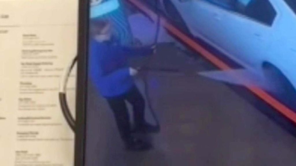 Teen at Indiana car wash sprays rude customer with water after lemonade thrown at her - Yahoo News