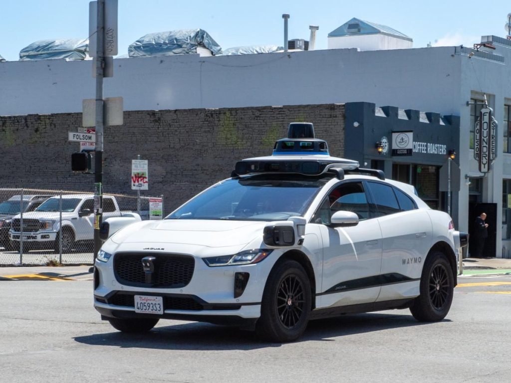 Waymo issues recall after two of its driverless cars crashed into the same pickup truck within minutes - Yahoo! Voices