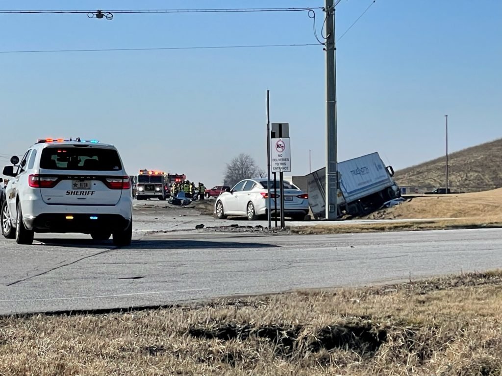 Semi rear-ends pickup truck, causing fatal crash in Roanoke - WANE