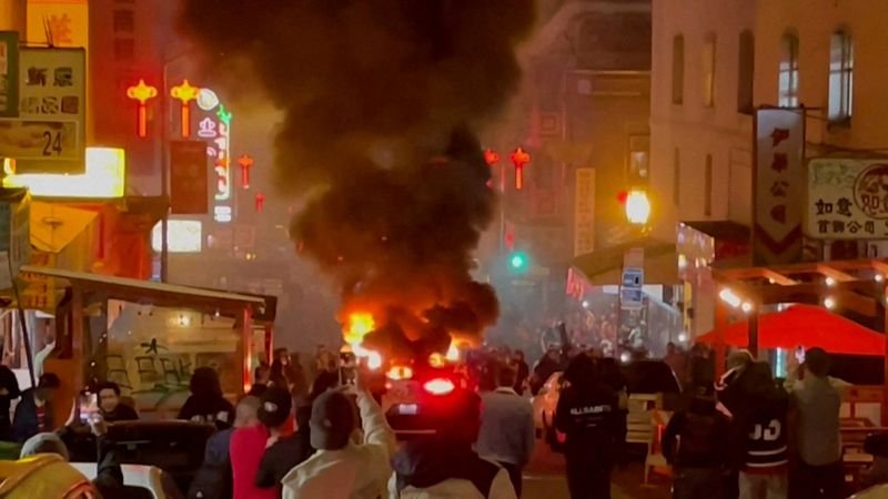 Crowd sets Waymo self-driving vehicle ablaze in San Francisco By Reuters - Investing.com