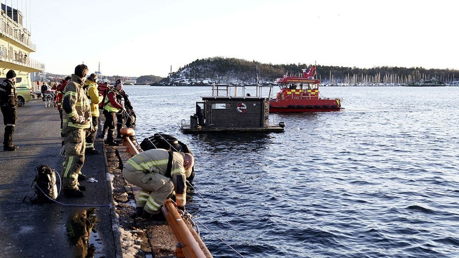 Towel-clad heroes: Sauna patrons rescue 2 from car that plunged into Norwegian waters - Fox News