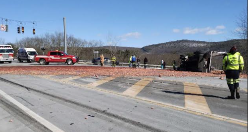BREAKING: Chicken truck overturns in Wurtsboro (VIDEO) - Mid Hudson News Website