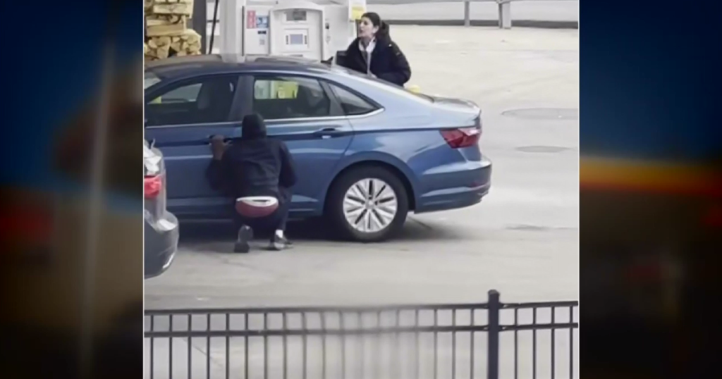 Video shows would-be thief getting into car at Chicago gas station - CBS Chicago