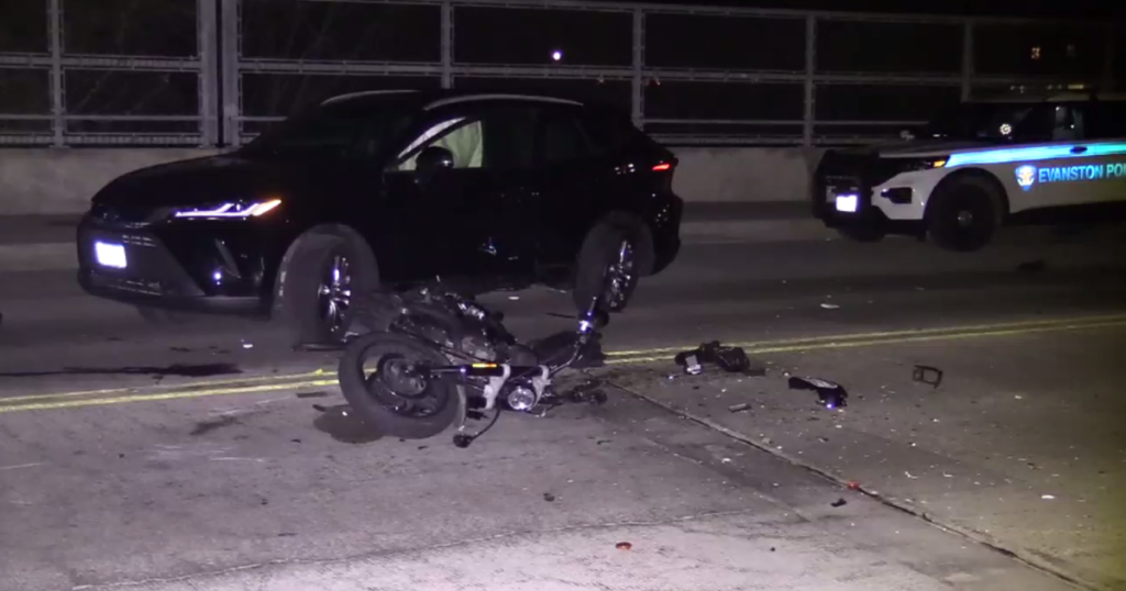 Crash in north Chicago suburb leaves motorcyclist dead - CBS Chicago