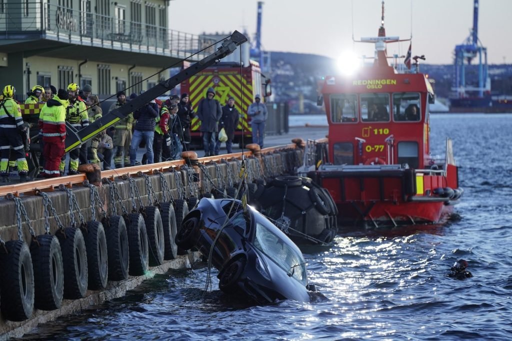 Floating sauna rescues Tesla passengers after car crashes into Oslo fjord - The Washington Post - The Washington Post