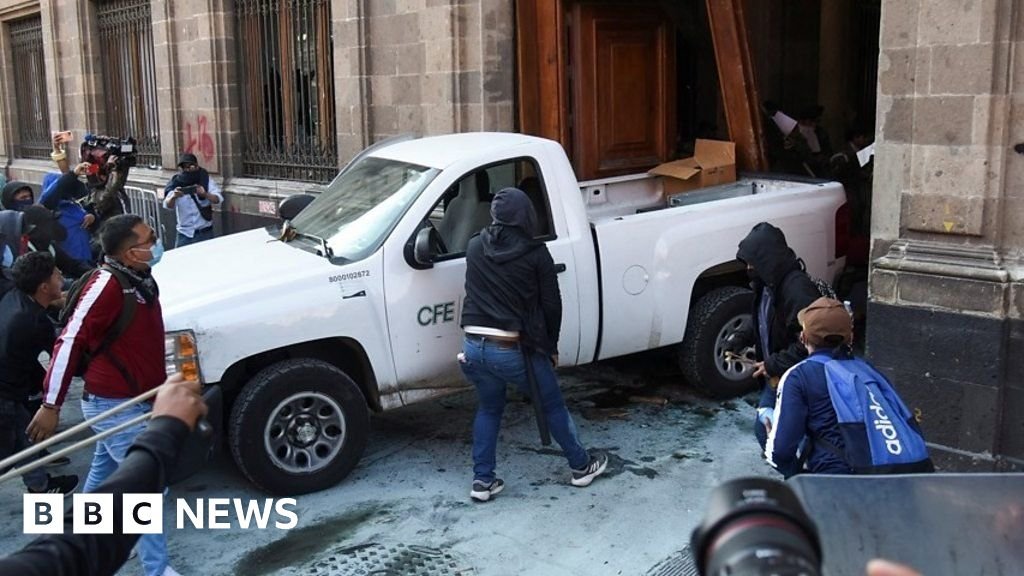Mexico: Protesters crash truck through National Palace's door - BBC.com