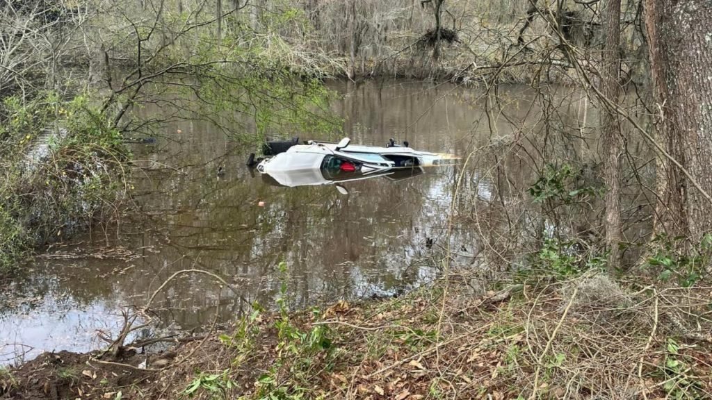 5 UGA students rescue 2 kids, driver from car crash in creek - FOX 5 Atlanta