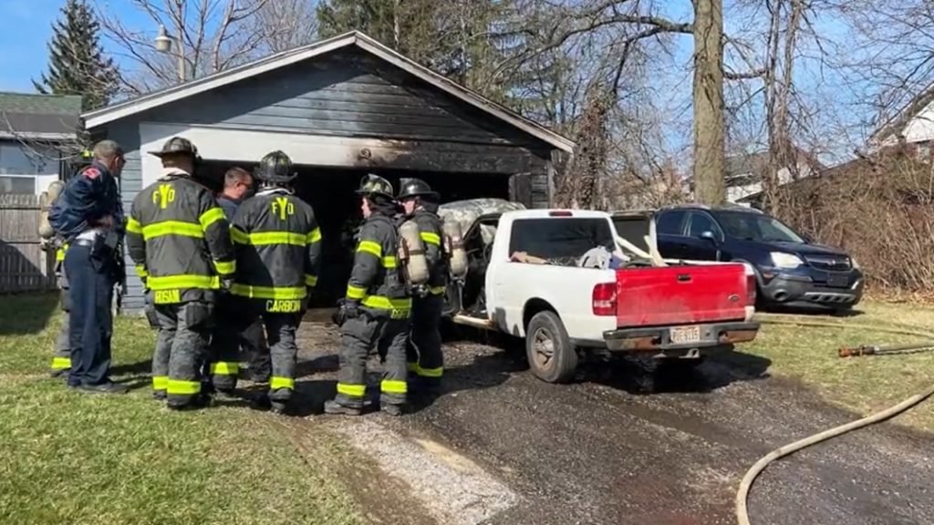 Truck fire spreads to garage in Youngstown - WKBN.com