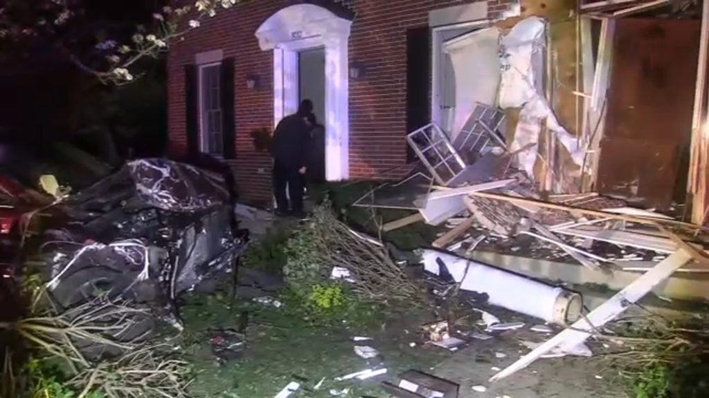 Car slams into parked vehicle, Winnetka townhome waking neighbors 'Sounded like an explosion' - WLS-TV
