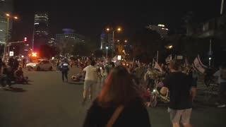 Speeding car knocks over dozens of protesters in Tel Aviv - Yahoo! Voices