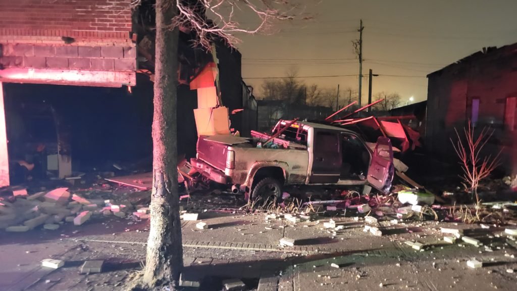 Truck crashes into building on Simpson Street - Tbnewswatch.com