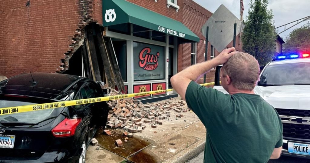 Car crashes into Gus' Pretzel Shop building - St. Louis Post-Dispatch