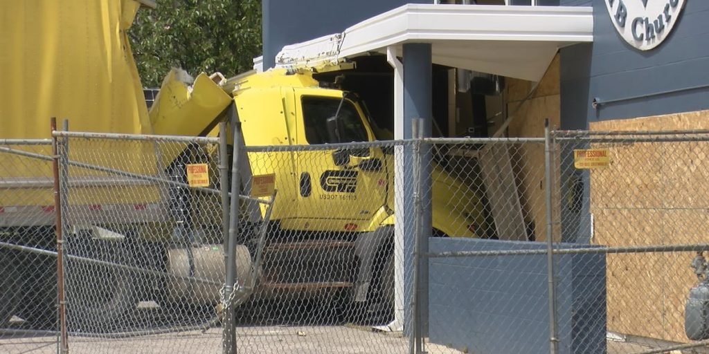 Semi-truck crashes into Old Louisville church - WAVE 3