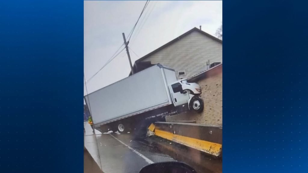 Box truck crashes into northern Armstrong grocery store - WPXI Pittsburgh