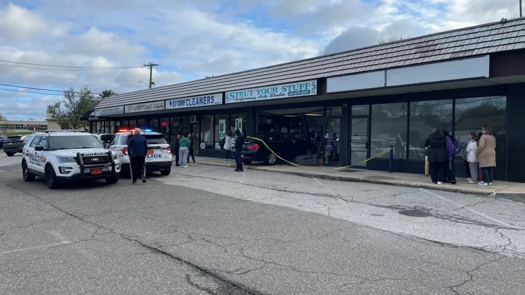 Police: Car drives into Plainview dance studio; 3 suffer minor injuries - News 12 Long Island