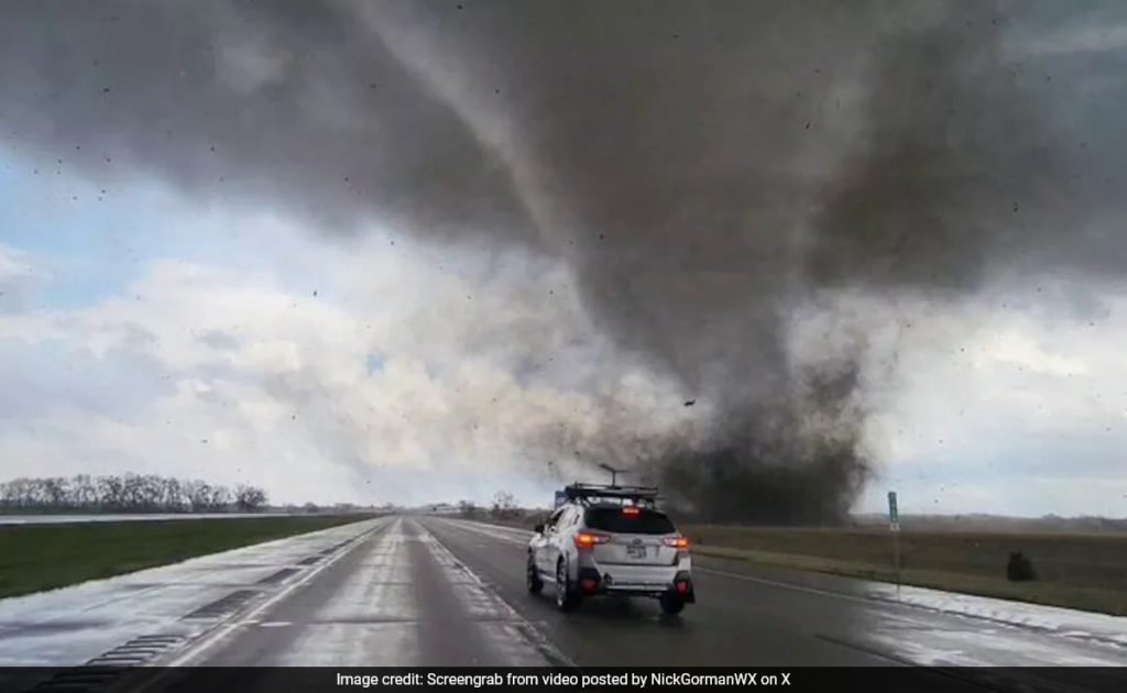 Video: Powerful Tornado Sweeps Across US Highway, Topples Truck - NDTV