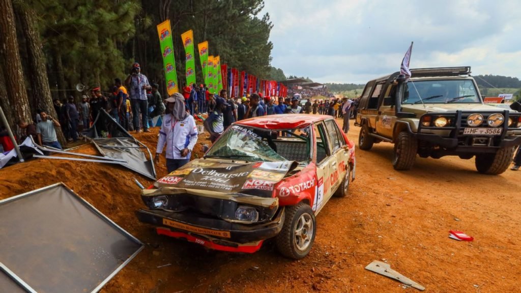 7 dead in Sri Lanka after race car veers off track - ESPN