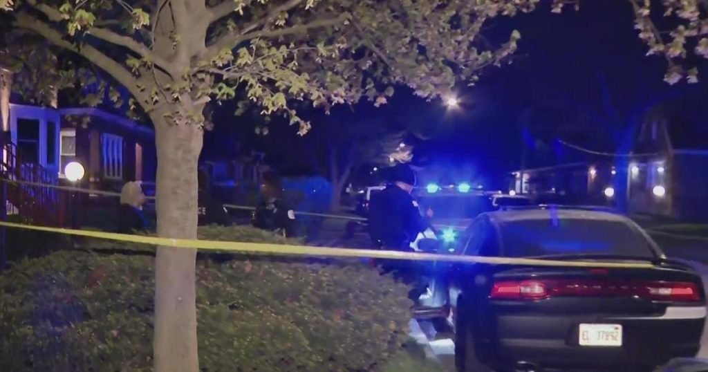 Man shot by someone sitting inside his own car on Chicago's South Side - CBS News